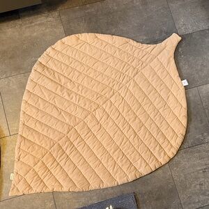 toddlekind | Leaf-Shaped Quilted Mat in Mushrom | 33”x48”